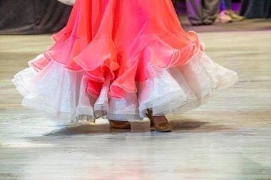 Pembe beyaz elbiseli genç dansçı yerde standart bir dans programı yapıyor, 10 dans.