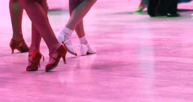 Genç dansçılar yerde standart bir dans programında vals yapıyorlar, çocuk..