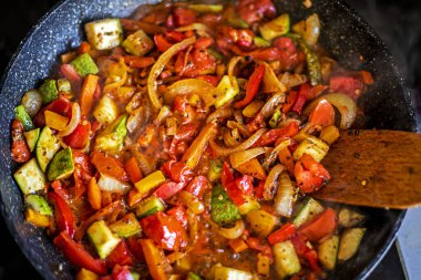 Domatesli sebze güveci ve akşam yemeğinde sarımsak. Vejetaryen beslenme, sağlıklı yaşam tarzı