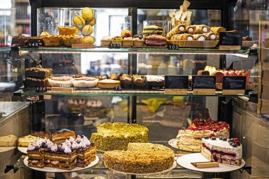 Farklı hamur işleri, bir kafede sergilenen pastalar.