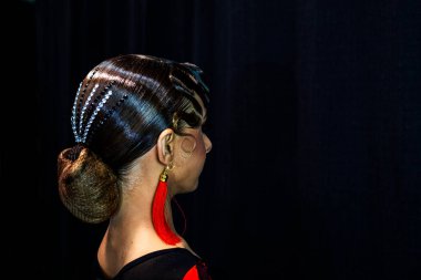 Gri Birmanya kedisi kanepede gri bir yatak örtüsünde uyur ve iç çeker..