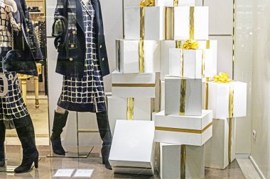 Hediye kutuları için altın kurdelelerle bağlanmış tatil vitrinleri. Hediye günü. Noel.