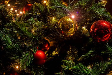 Noel ağacındaki dekoratif parlak mücevherlerin arkaplanı