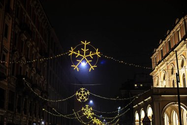 Yılbaşından önce aydınlatılmış kar taneleriyle Milano sokak süslemeleri