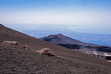 Etna Dağı kraterinden Sicilya 'nın güzel manzarası. Dağ turizmi