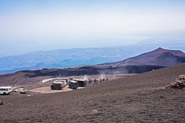 Etna Dağı kraterinden Sicilya 'nın güzel manzarası. Dağ turizmi
