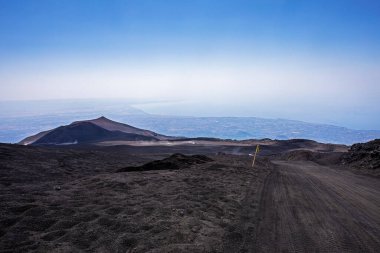 Etna Dağı kraterinden Sicilya 'nın güzel manzarası. Dağ turizmi