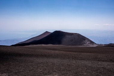 Etna yanardağından kratere ve Sicilya 'ya bulutlu bir günde güzel bir manzara.