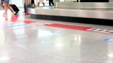 Gelen yolcular bagaj atlıkarıncalarına gidin.