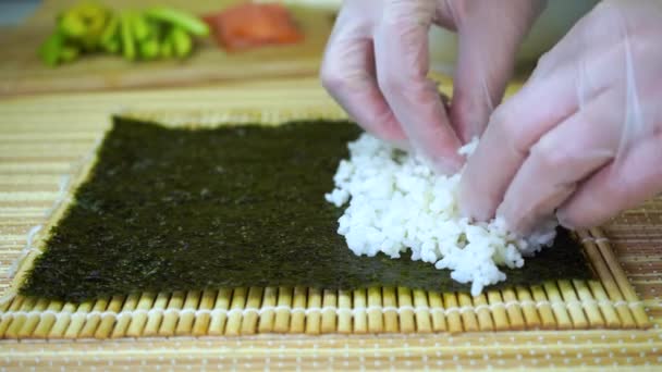 レストラン アジア料理でプロの寿司の準備 寿司を転がす女 — ストック動画