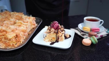Çikolatalı puf böreği, renkli kurabiyeler ve bir fincan çay, 4K.