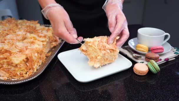 Ciasto Francuskie Czekoladą Kolorowymi Makaronami Filiżanką Herbaty — Wideo stockowe