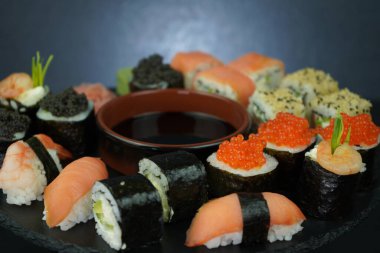 Geleneksel Japon deniz ürünleri, nigiri, maki ve sashimi servis edildi.