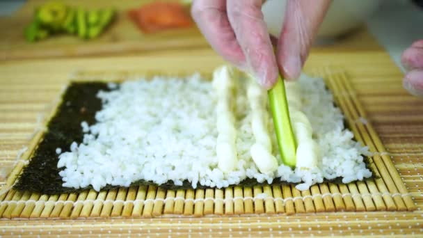 Preparación Profesional Sushi Restaurante Comida Asiática Mujer Rodando Sushi — Vídeo de stock