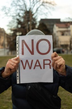 Postersiz tek bir adam gösterisi. Yüksek kalite fotoğraf