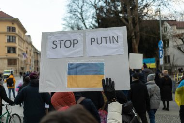 Ukrayna Poster Durağı Putin 'i desteklemek için gösteri. Yüksek kalite fotoğraf