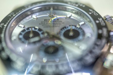 LJUBLJANA, SLOVENIA - 12 Aralık 2021: Lüks Rolex Oyster Perpetual 'ı seçici bir odaklanma ile yakın çekim. Yüksek kalite fotoğraf