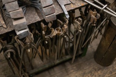 Demirci aletleri ve demir boşlukları özel demir ocağında. Yüksek kalite fotoğraf