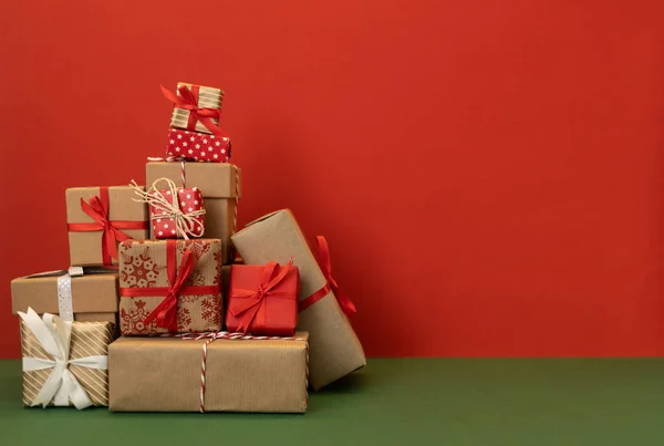 Halom Kézműves Csomagolt Karácsonyi Ajándékok Piros Háttér Kiváló Minőségű Fénykép Stock Kép