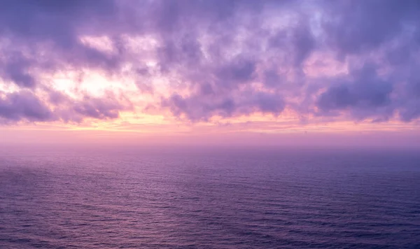 Zachmurzony Zachód Słońca Widok Ocean Piękne Tło Wysokiej Jakości Zdjęcie — Zdjęcie stockowe