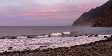 Günbatımı manzaralı okyanus ve kayalar güzel arka plan. Yüksek kalite fotoğraf