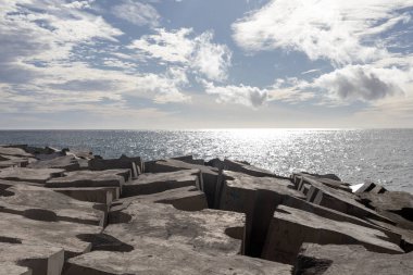 Okyanusta güneşli bir günde dalgalı beton bloklar. Yüksek kalite fotoğraf