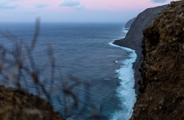 Ηλιοβασίλεμα Θέα Στον Ωκεανό Και Βράχους Όμορφο Φόντο Υψηλής Ποιότητας — Φωτογραφία Αρχείου