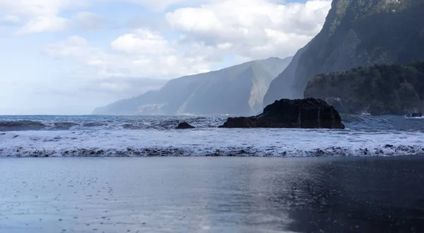 Praia Areia Preta Madeira Vista Para Montanhas Foto Alta Qualidade — Fotografia de Stock