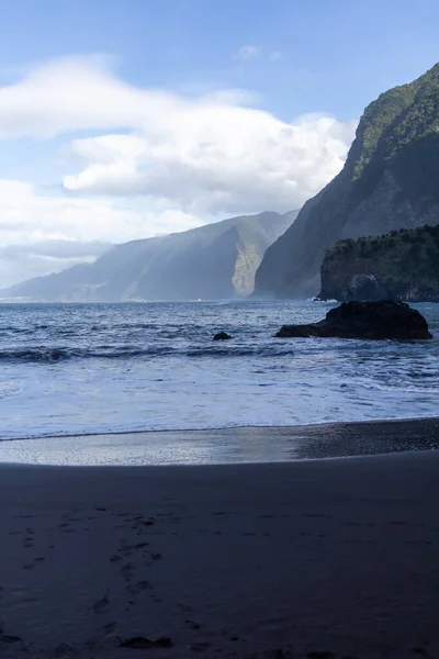 Praia Areia Preta Madeira Vista Para Montanhas Foto Alta Qualidade — Fotografia de Stock