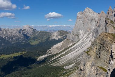 Summer Dolimits Alp dağlarının yüksek panoramik manzarasını sınırlıyor. Yüksek kalite fotoğraf