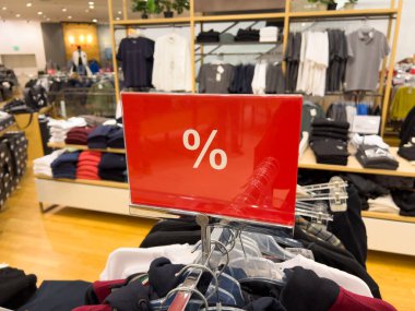 Mobil fotoğrafta yüzde kırmızı ve beyaz indirim tabelası var. Yüksek kalite fotoğraf