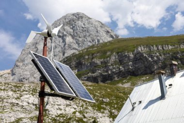 Güneş enerjisi panelleri ve rüzgar jeneratörü. Yüksek kalite fotoğraf