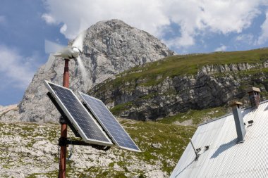 Güneş enerjisi panelleri ve rüzgar jeneratörü. Yüksek kalite fotoğraf
