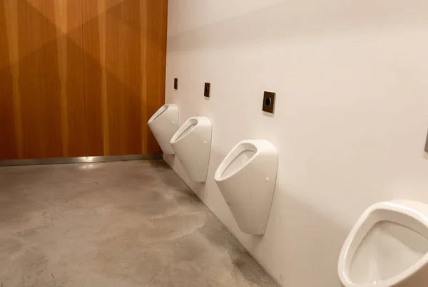 Baño Público Masculino Una Línea Urinarios Foto Alta Calidad —  Fotos de Stock