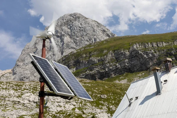 太阳能电池板和风力发电机 高质量的照片 图库照片