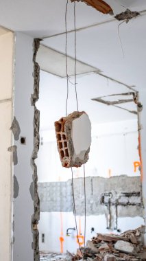 Kirli, tozlu apartman yenileme işlemleri