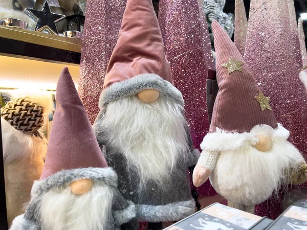 三只小圣诞侏儒戴着粉色帽子 带着流动照片 高质量的照片 — 图库照片
