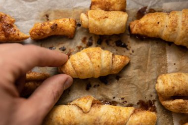 Ev yapımı hamur işi ve fırın tepsisi üzerinde. Yüksek kalite fotoğraf