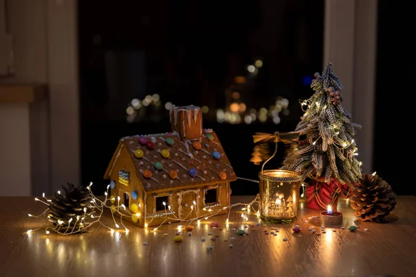 Weihnachtsdeko Lebkuchenhaus Und Tannenbaum Hochwertiges Foto — Stockfoto