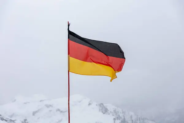 Drapelul Național Germaniei Împotriva Munților Iarnă Fotografie Înaltă Calitate — Fotografie, imagine de stoc