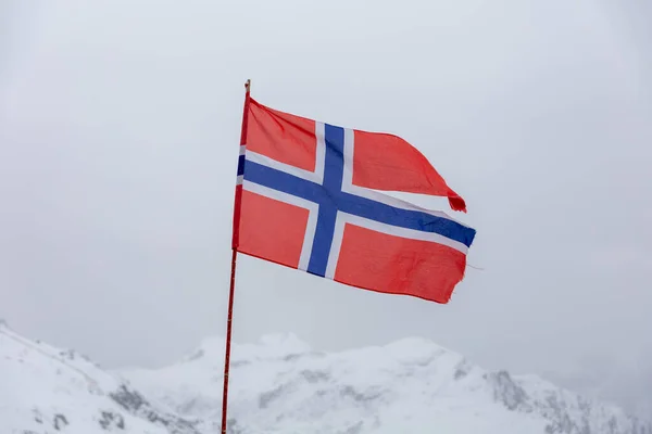 冬の山に対するノルウェーの国旗 高品質の写真 — ストック写真