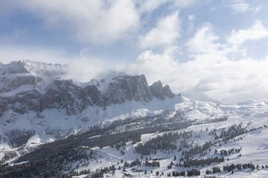 Kış İtalya Dolomite dağları karla kaplı. Yüksek kalite fotoğraf