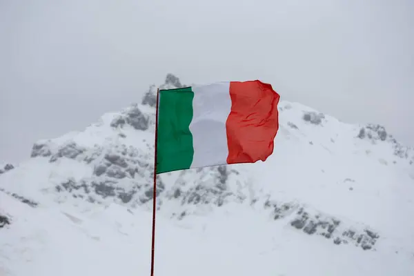 Itálie Národní Vlajka Proti Zimním Horám Kvalitní Fotografie — Stock fotografie