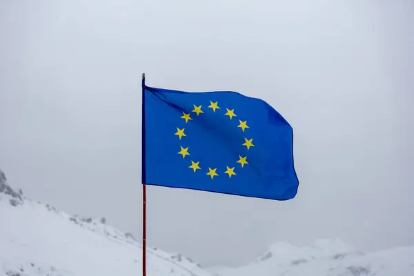 Drapelul Uniunii Europene Împotriva Munților Iarnă Fotografie Înaltă Calitate — Fotografie, imagine de stoc