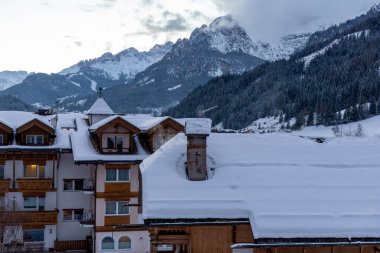 Dağlarda karla kaplı bir İtalyan Dolomite köyü. Yüksek kalite fotoğraf
