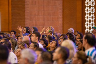 Ayin 12 Ekim 2022 'de, Aparecida Leydisi' nin Brezilya Başkanı Jair Messias Bolsonaro 'nun huzurunda.