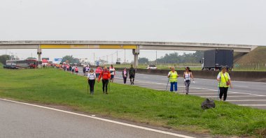 PAULO EKİM 12 Ekim 2022. Seyyahlar, Leydi Aparecida 'nın tapınağında Brezilya' nın koruyucu azizesi, bazıları meditasyon yaparken, diğerleri vaatlerini öderken, diğerleri sadece elde edilen zarafeti memnun ederken.