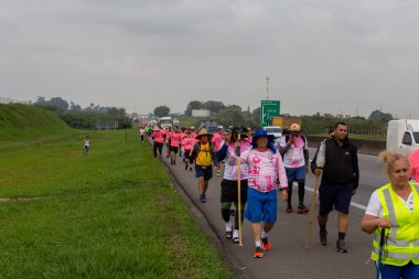 PAULO EKİM 12 Ekim 2022. Seyyahlar, Leydi Aparecida 'nın tapınağında Brezilya' nın koruyucu azizesi, bazıları meditasyon yaparken, diğerleri vaatlerini öderken, diğerleri sadece elde edilen zarafeti memnun ederken.