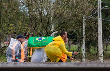 12Ekim 2022 'de Brezilya' nın koruyucu azizi Nossa Senhora Aparecida 'nın mabedine giden dutra otoyolu boyunca 170 kilometreden fazla hacı kamyonu.