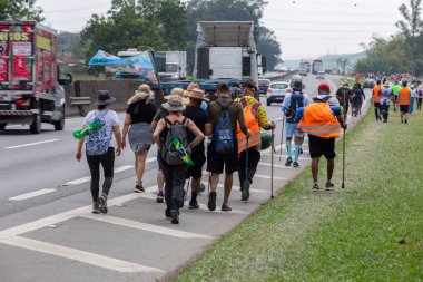 PAULO EKİM 12 Ekim 2022. Seyyahlar, Leydi Aparecida 'nın tapınağında Brezilya' nın koruyucu azizesi, bazıları meditasyon yaparken, diğerleri vaatlerini öderken, diğerleri sadece elde edilen zarafeti memnun ederken.